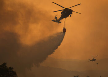 Helicópteros de la Guardia Nacional combaten un incendio forestal en California, como muestra del aumento de conflictos por el cambio climático. Foto: AFP.