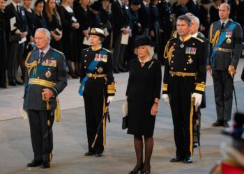 Camila rinde homenaje a la reina Isabel II, una ‘mujer sola’ en un mundo de hombres