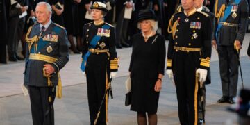 Camila rinde homenaje a la reina Isabel II, una ‘mujer sola’ en un mundo de hombres