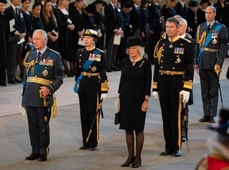 Camila rinde homenaje a la reina Isabel II, una ‘mujer sola’ en un mundo de hombres