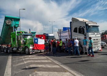 Paro de camioneros genera problemas de abastecimientos en Chile