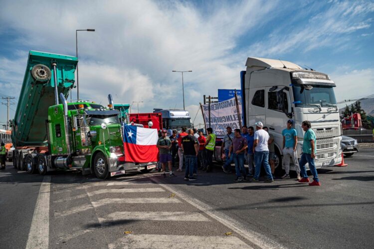 Paro de camioneros genera problemas de abastecimientos en Chile