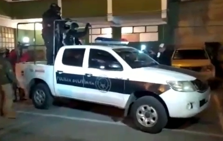 Camacho es trasladado a Chochocoro en medio de una caravana policial
