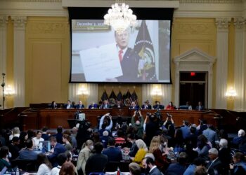 El comité que investiga el asalto al Capitolio vota a favor de que el expresidente Trump testifique bajo juramento