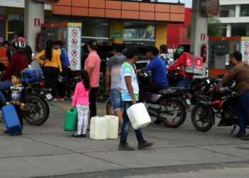 El abastecimiento de combustible se regulariza en Santa Cruz
