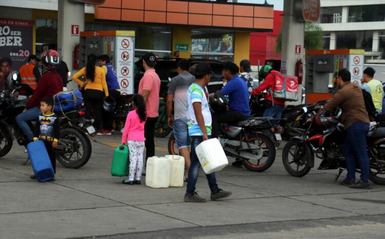 El abastecimiento de combustible se regulariza en Santa Cruz