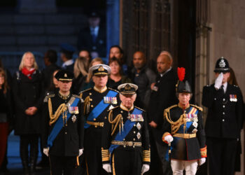 Carlos III y sus hermanos velan el féretro de su madre en Londres