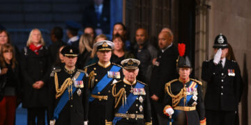 Carlos III y sus hermanos velan el féretro de su madre en Londres