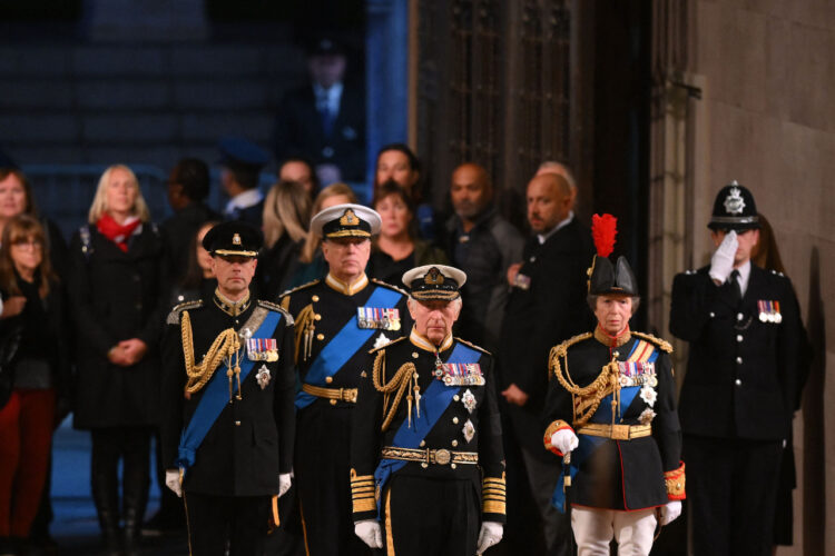 Carlos III y sus hermanos velan el féretro de su madre en Londres