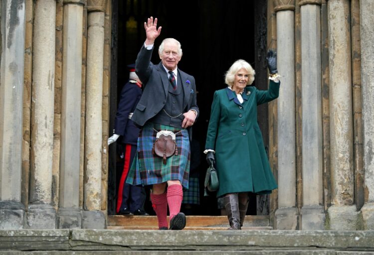 El rey Carlos III y Camila reaparecen en público por primera vez tras el funeral de Isabel II