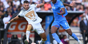 Uruguayo Carneiro participa con goles en reacción de Cruz Azul en el fútbol mexicano
