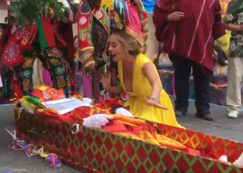 El pepino revive con la vacuna anti COVID-19 y el beso de la reina del Carnaval Cruceño