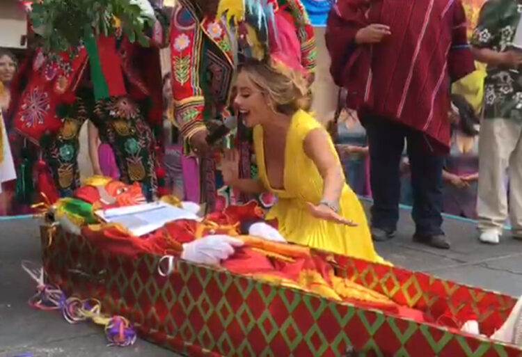 El pepino revive con la vacuna anti COVID-19 y el beso de la reina del Carnaval Cruceño