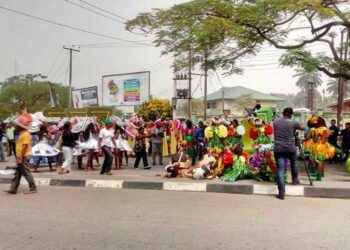 En un famoso carnaval de Nigeria, un vehículo perdió el control y chocó contra la multitud de espectadores. Foto: TN8.