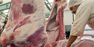 Gigante brasileño JBS cierra filial de sustitutos a la carne en EEUU