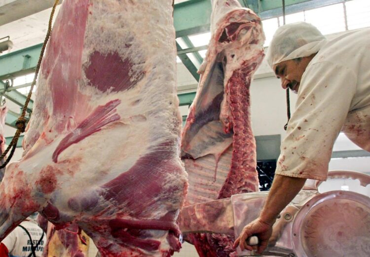 Gigante brasileño JBS cierra filial de sustitutos a la carne en EEUU
