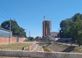 Luego de la suspensión del paro, descontentos atacan e intentan quemar la casa de Calvo