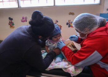 Vacunan a una bebé contra la tosferina. Foto: Unicef.org