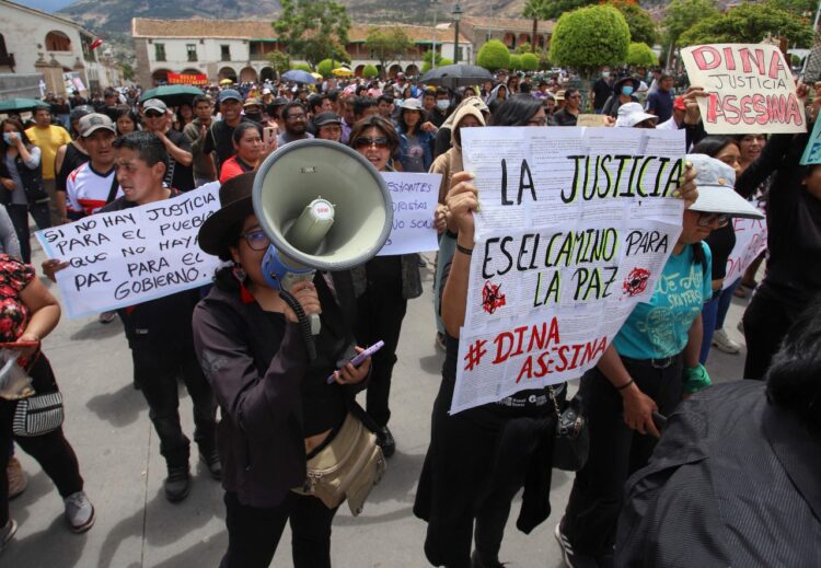 Vídeos muestran que los militares pudieron disparar indiscriminadamente contra los manifestantes con armas de fuego en las protestas ante la destitución de Castillo. Foto: AFP