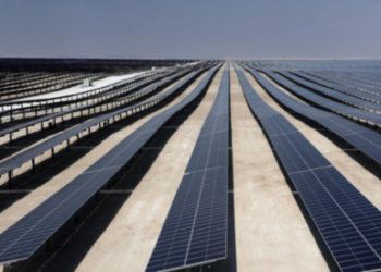 La primera planta de energía solar de Al Kharsaah, en Catar, inaugurada el 18 de octubre de 2022. Foto: AFP.