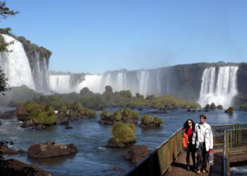 Cataratas del Iguazú registran caudal 10 veces mayor al habitual