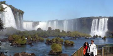 Cataratas del Iguazú registran caudal 10 veces mayor al habitual
