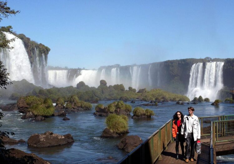 Cataratas del Iguazú registran caudal 10 veces mayor al habitual