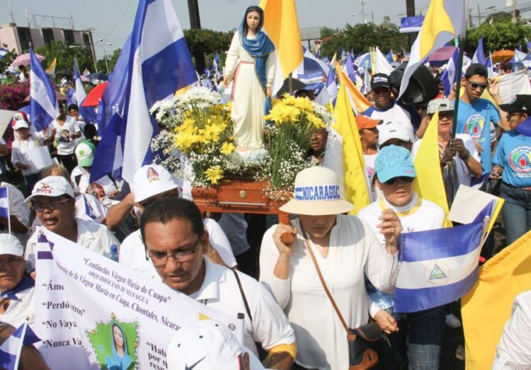 Católicos nicaragüenses celebran a su santo, pese a vigilancia policial