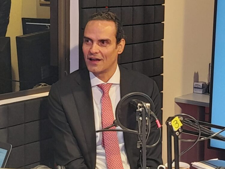 El exsecretario ejecutivo de la CIDH, Paulo Abrão, en una entrevista en La Razón Radio. Foto: Rubén Atahuichi