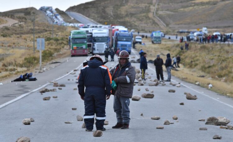 Mineros bloquean rutas de transporte interdepartamental. Foto: APG