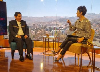 El director de Educación de Adultos, Fernando Yujra, en el programa Piedra, Papel y Tinta de La Razón Plus, explica sobre el bachillerato a distancia. Foto: La Razón Plus