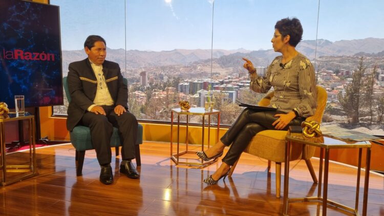 El director de Educación de Adultos, Fernando Yujra, en el programa Piedra, Papel y Tinta de La Razón Plus, explica sobre el bachillerato a distancia. Foto: La Razón Plus