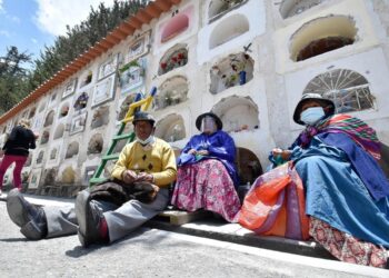Familias visitan los cementerrios para despedir a sus difuntos. Foto: Archivo