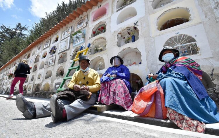 Familias visitan los cementerrios para despedir a sus difuntos. Foto: Archivo