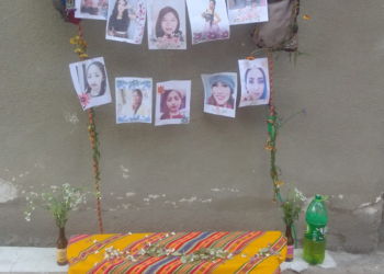 Homenaje a víctimas de feminicidio en el Cementerio General con escalera hecha con su ropa
