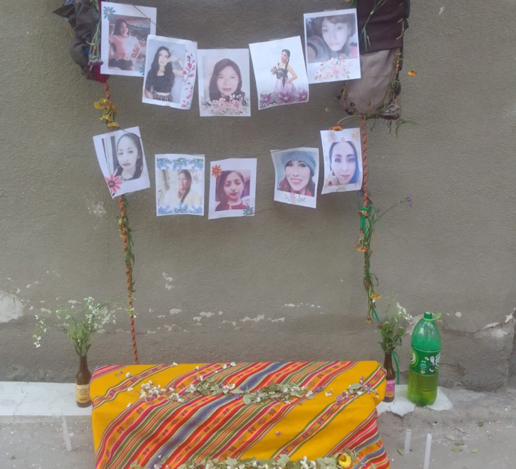 Homenaje a víctimas de feminicidio en el Cementerio General con escalera hecha con su ropa