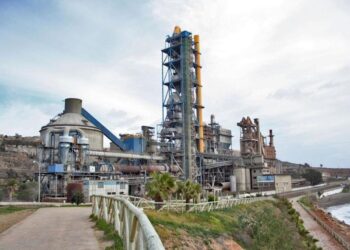 La construcción de la planta de cemento estatal en Potosí tiene 91% de avance