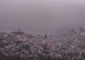 Ceniza del volcán Sangay afecta a poblados andinos de Ecuador