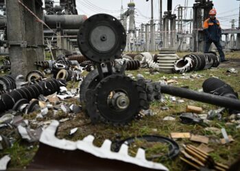 La compañía de electricidad ucraniana Ukrenergo afirmó que Rusia destrozó una central eléctrica clave antes de retirarse.