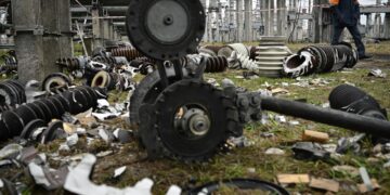La compañía de electricidad ucraniana Ukrenergo afirmó que Rusia destrozó una central eléctrica clave antes de retirarse.