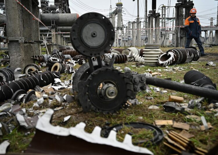 La compañía de electricidad ucraniana Ukrenergo afirmó que Rusia destrozó una central eléctrica clave antes de retirarse.