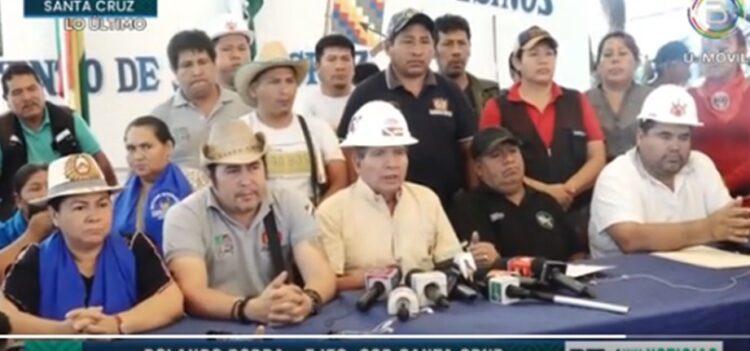 Sectores sociales cruceños advierten cerco y desabastecimiento de combustibles si opositores continúan con el paro indefinido. Captura: Bolivia TV.
