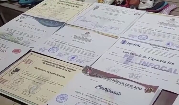 Mujer vendía certificados y hasta títulos profesionales con firmas y sellos en la feria 16 de Julio