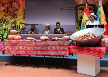 La presentación del chicharrón típico de Sacaba, en el patio del Ministerio de Culturas. Foto: Ministerio de Culturas.