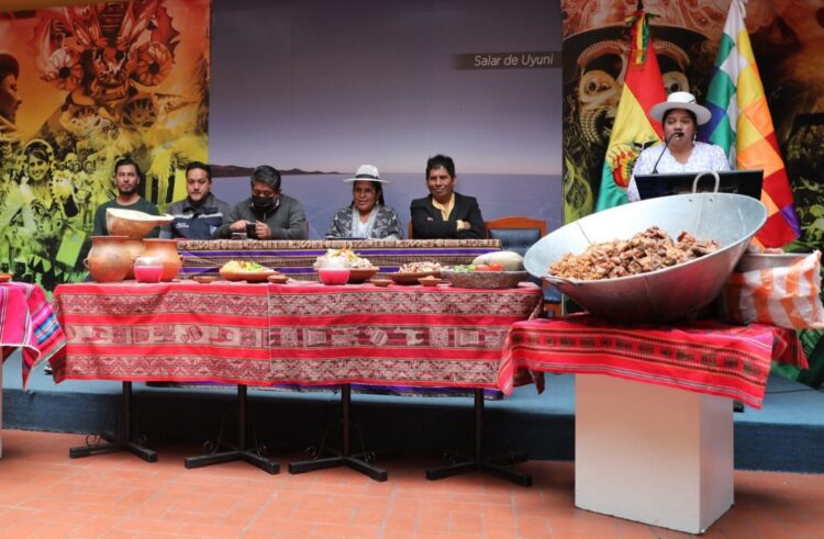 La presentación del chicharrón típico de Sacaba, en el patio del Ministerio de Culturas. Foto: Ministerio de Culturas.