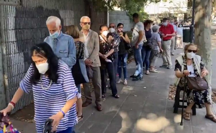 Chile comienza la vacunación masiva de la cuarta dosis en plena ola de contagios