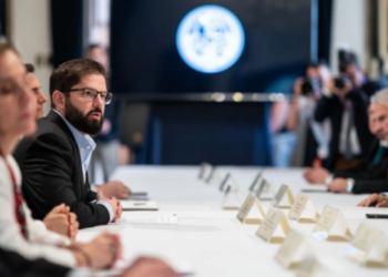El presidente de Chile, Gabriel Boric (I), reunido con integrantes de las comisiones de relaciones exteriores del Congreso, el 1 de diciembre de 2022. Foto: AFP.