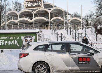 Un vehículo de una empresa de seguridad, aparcado el 15 de diciembre de 2022 a la entrada principal del Zoológico Furuvik, a unos 10 kilómetros al este de Gavle, en Suecia. Foto: AFP.