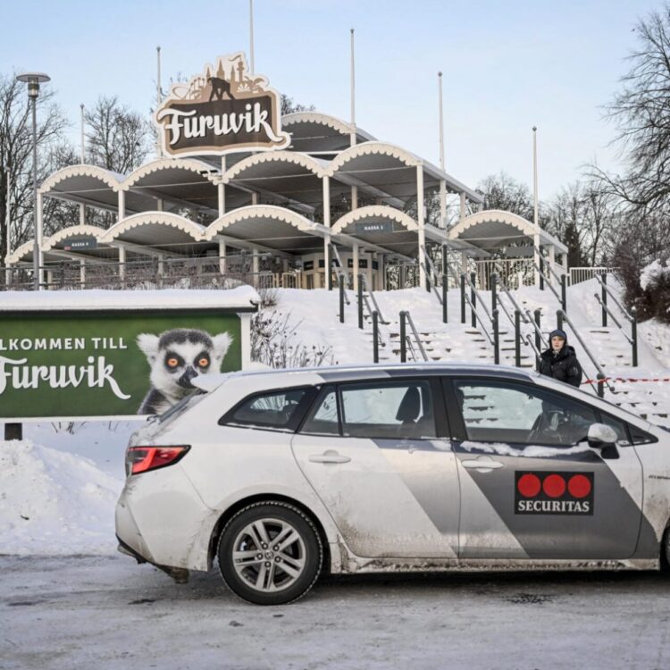 Un vehículo de una empresa de seguridad, aparcado el 15 de diciembre de 2022 a la entrada principal del Zoológico Furuvik, a unos 10 kilómetros al este de Gavle, en Suecia. Foto: AFP.