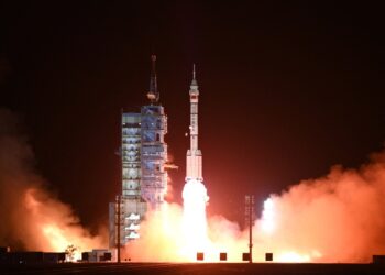 China envía tres astronautas hacia su estación Tiangong